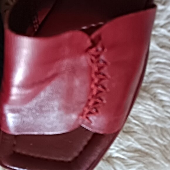 A Versatile Choice! Comfy & Classy in Oxblood Red Leather - Picture 6 of 7